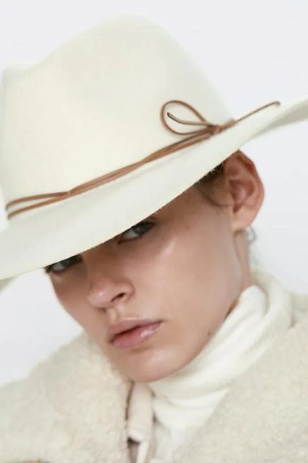 sombrero de Zara de lana en color crudo.