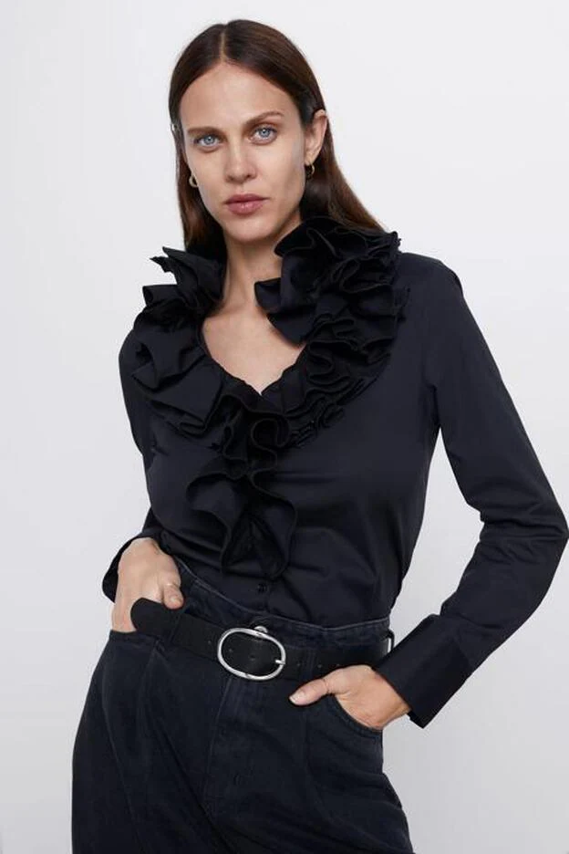 La Blusa Elegante Que Buscas Para Un Total Black Look Está Uterqüe Y Un Precio Ideal |