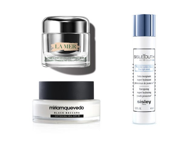 The Neck and Décolleté Concentrate de La Mer (260 €). SisleYouth Anti Pollution de Sisley (158 €). Black Baccara Softening Veil SPF 15 de Miriam Quevedo (120 €).