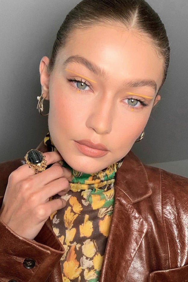 Gigi Hadid con un diseño de sombra de ojos gráfica.