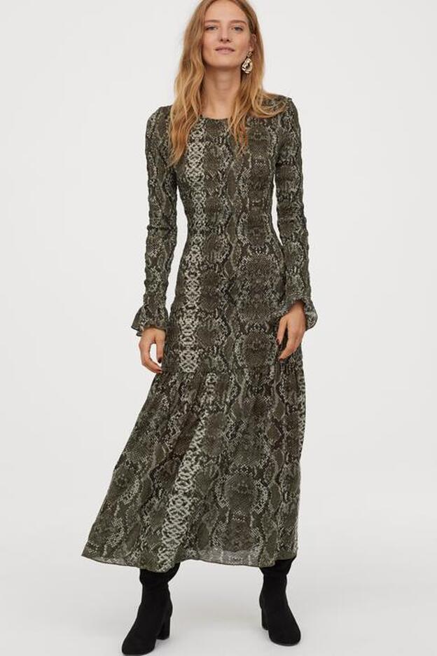 Abandonamos los tonos marrones para pasarnos al estampado de serpiente con este vestido de la nueva colección de H&M.