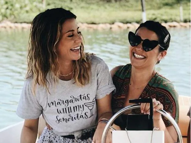 Elena Tablada junto a su hermana en una imagen de su Instagram. Pincha sobre la imagen y descubre las famosas que han anunciado embarazo en 2019./Instagram
