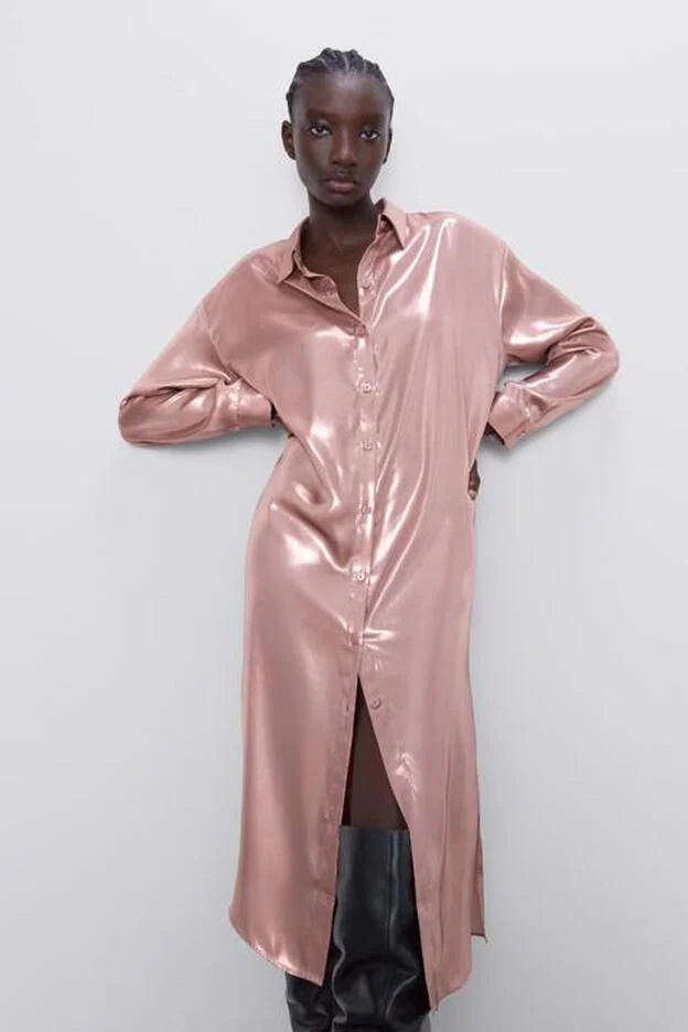 Una versión totalmente inesperada del vestido rosa: camisero y metalizado.