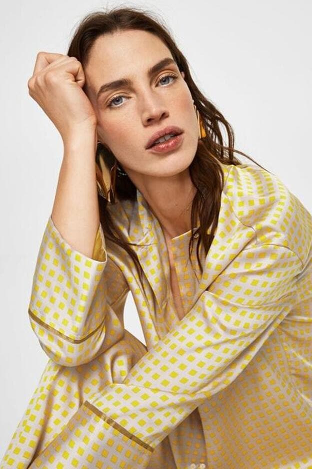 Preciosa camisa pijamera estampada en cuadros en dos tonos de amarillo para copiar el look de Lara Álvarez. Esta es de Mango.