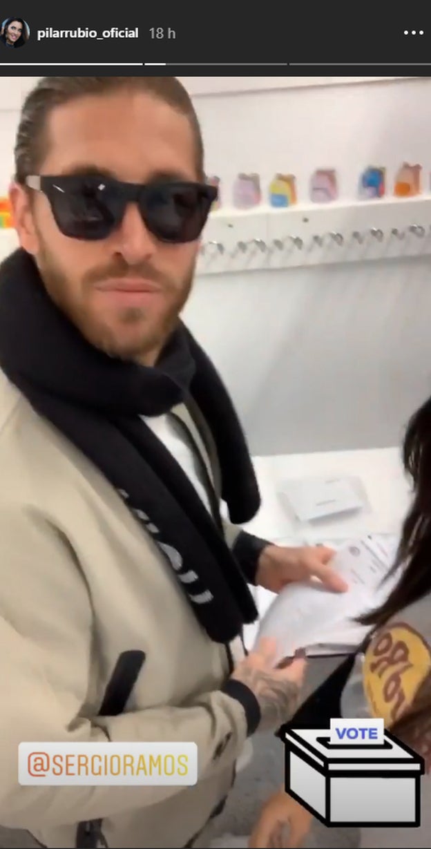 Sergio Ramos y Pilar Rubio tienen un pequeño desliz en la mesa electoral.