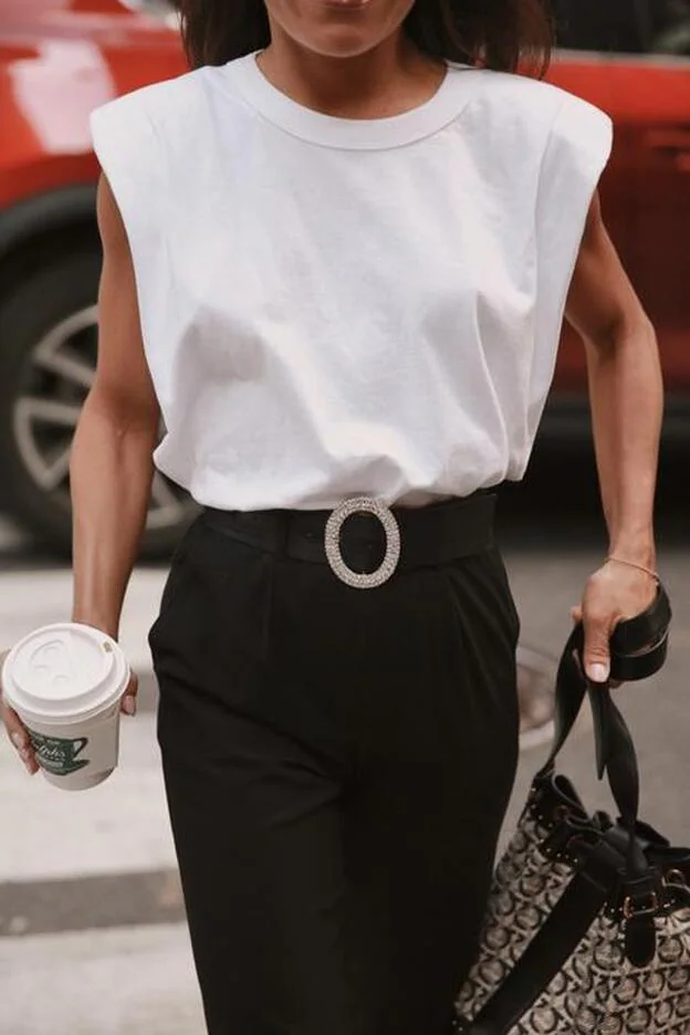 Paula Ordovás se arriesga con la camiseta con hombreras y acierta de pleno. La combina con un pantalón negro y un cinturón con hebilla joya de Redondo Brand.