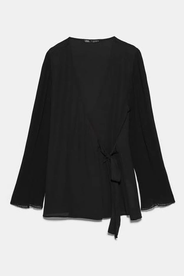Blusa cruzada con lazada de y manga plisada de Zara (25,95 euros).
