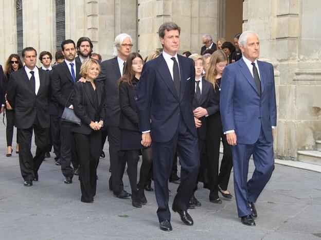 La familia de la duquesa de Alba durante su funeral, en Sevilla, en 2014./Gtres