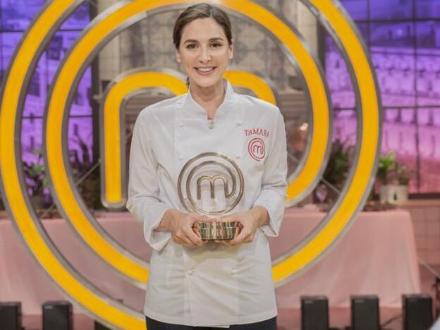 Tamara Falcó posa como ganadora de 'MasterChef Celebrity 4'. Pincha sobre la foto para ver todos los famosos que han participado en esta edición del 'talent' de cocina./tve.