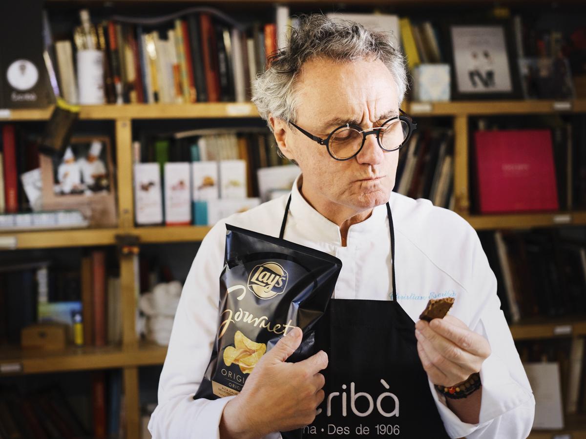 Turrón de chocolate negro y patatas fritas