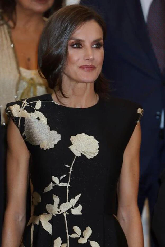 La reina Letizia confirma su gusto por los vestidos de flores bordadas con este Van Noten | Mujer Hoy