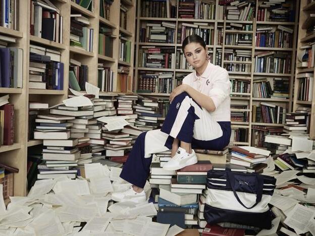 La campaña de la nueva colección de Selena Gomez para Puma está fotografiada en una biblioteca.