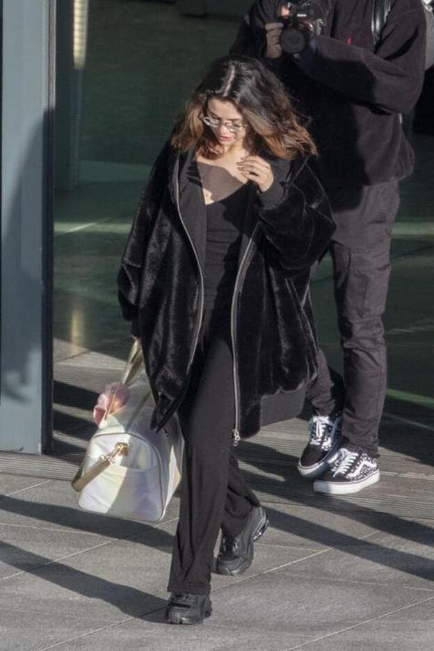 El total look negro de Selena Gómez.