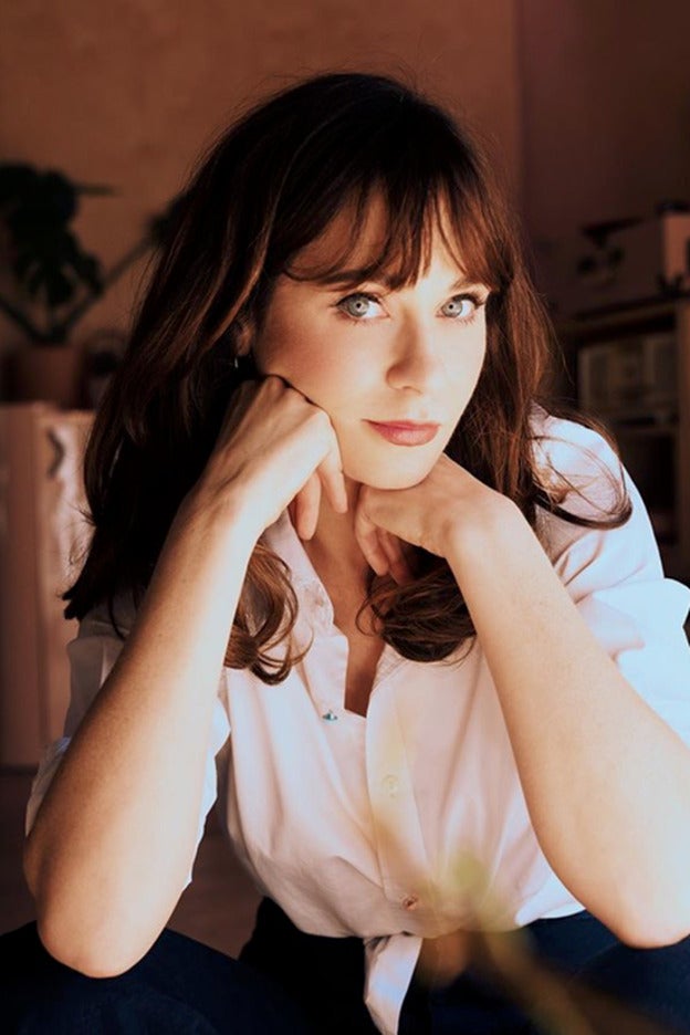 El flequillo de Zooey Deschanel es perfecto para quien no tiene la densidad suficiente como para llevarlo entero.