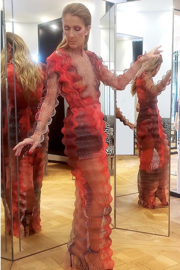 Un espectacular vestido rojo firmado por Iris van Herpen.