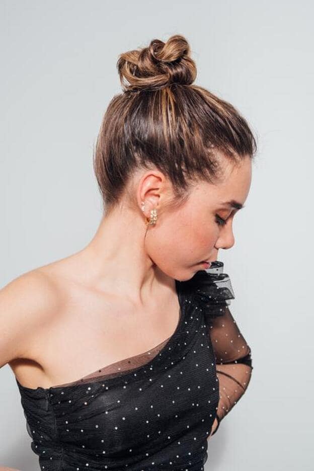 Moño alto (top knot): el peinado fácil para urgencias navideñas, paso a  paso | Mujer Hoy