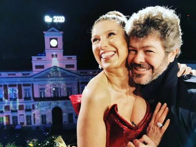 Anne Igartiburu junto a su marido, Pablo Heras-Casado, en una imagen desde la Puerta del Sol dando la bienvenida a 2020./instagram.