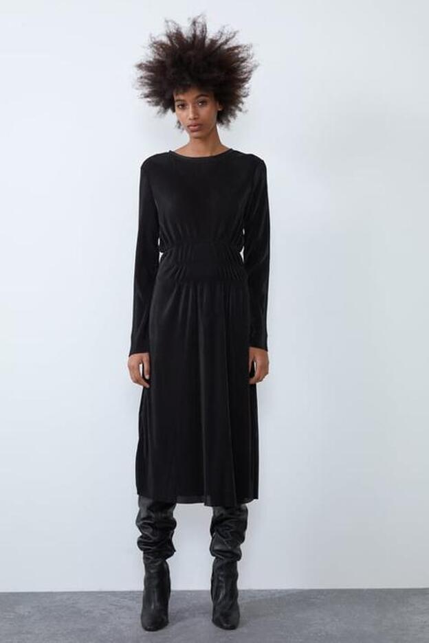 Vestido midi negro con fruncido a la cintura de Zara.