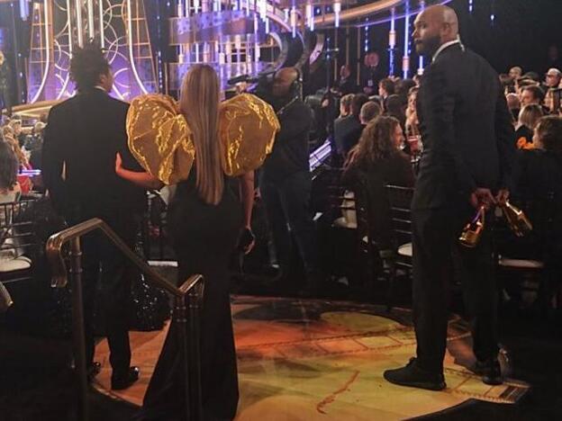 El guardaespaldas de Beyoncé y Jay-Z esconde las botellas que se llevaron a l gala de los Globos de Oro.