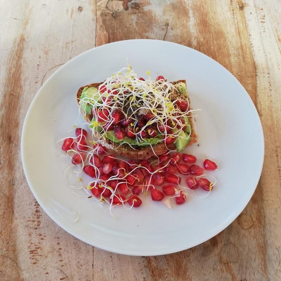 Tostada de aguacate y granada