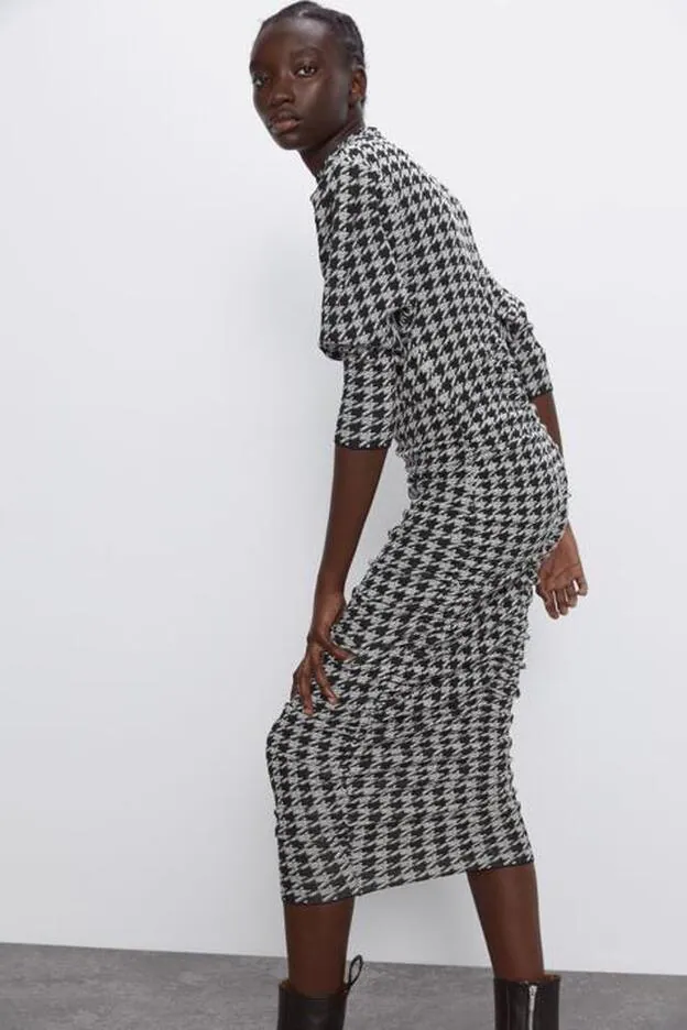 Este vestido de nueva colección de Zara cuesta menos de 40 euros y te puede servir tanto para el día como para la noche.