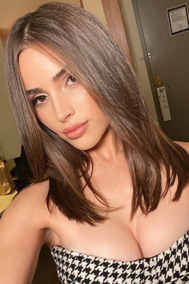 Olivia Culpo no sale del castaño con notas chocolate, ya sea en su versión más clara o algo más profunda..