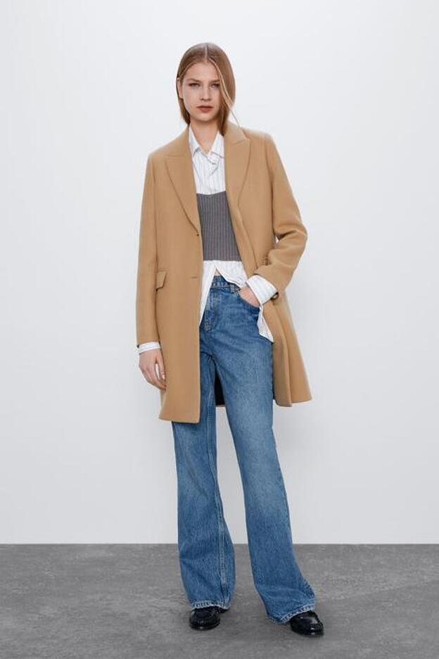 Zara aún tiene en su colección de invierno un abrigo de corte masculino color camel.