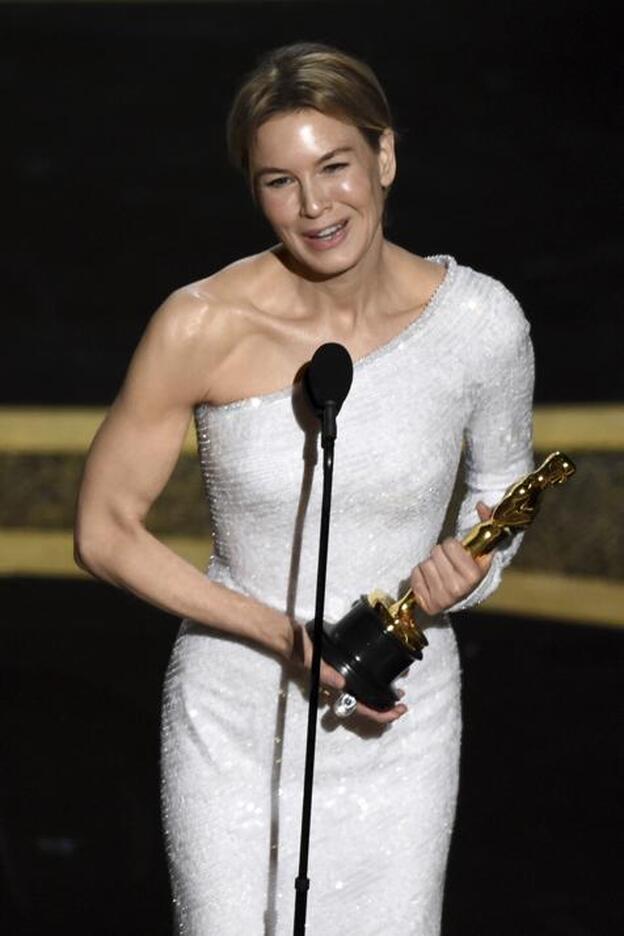 Renee Zellweger recogiendo el Oscar a la Mejor Actriz