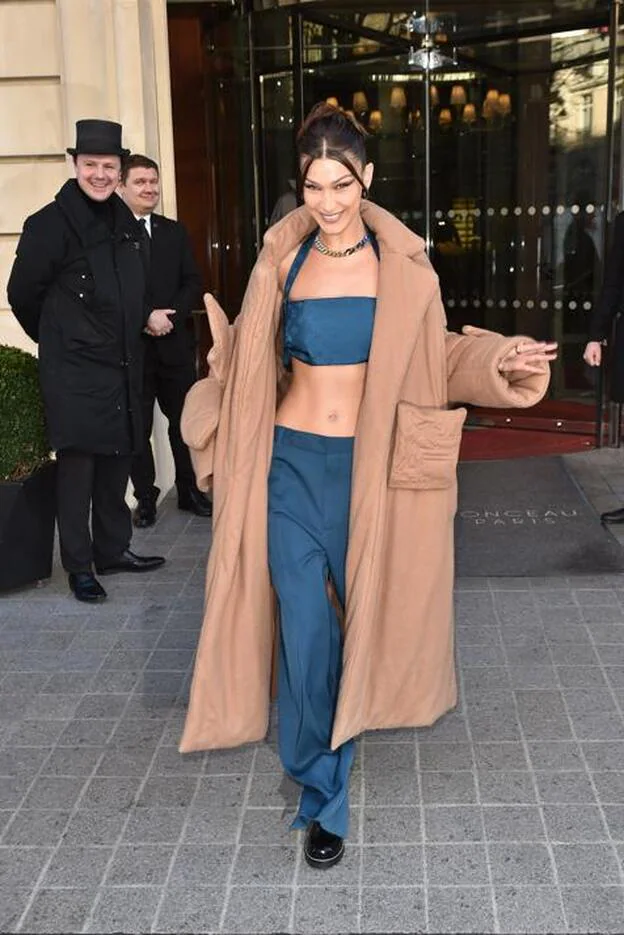 Bella Hadid acudía en París al desfile de hombre de Louis Vuitton con un conjunto de la firma de pantalón y top en azul clásico, el tono elegido por Pantone para este 2020.