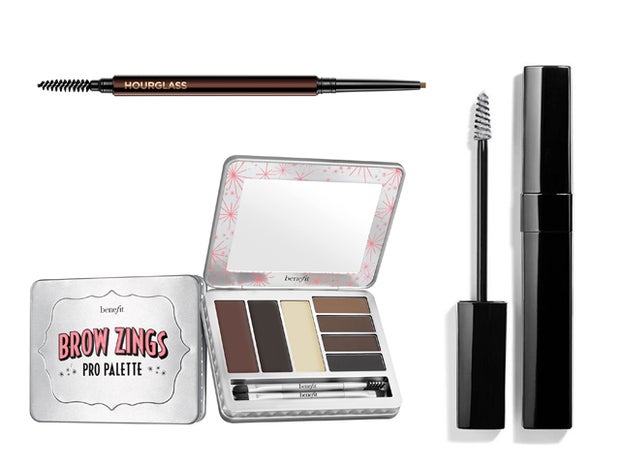 Arch Brow Micro Sculpting Pencil de Hourglass (30 €). Brow Zings Pro Palette de Benefit (42,50 €; a la venta el 1 de mazo). Le Gel Sourcils Longwear Eyebrow Gel de Chanel.