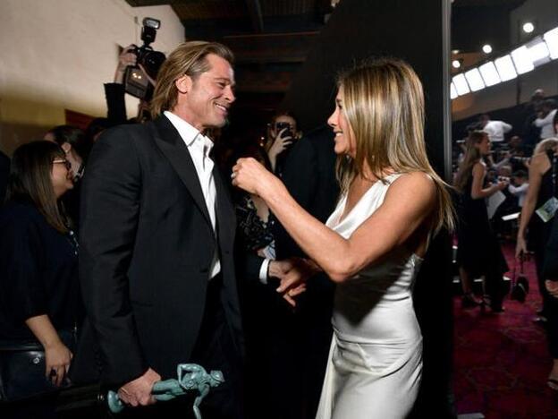 Jennifer Aniston y Brad Pitt durante ese reencuentro en los SAG que dio la vuelta al mundo. Pincha sobre la foto para ver la alfombra roja de esos premios./gtres.