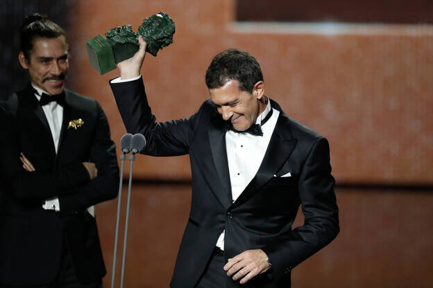 Antonio Banderas con su Premio Goya 2020 por 'Dolor y gloria'.