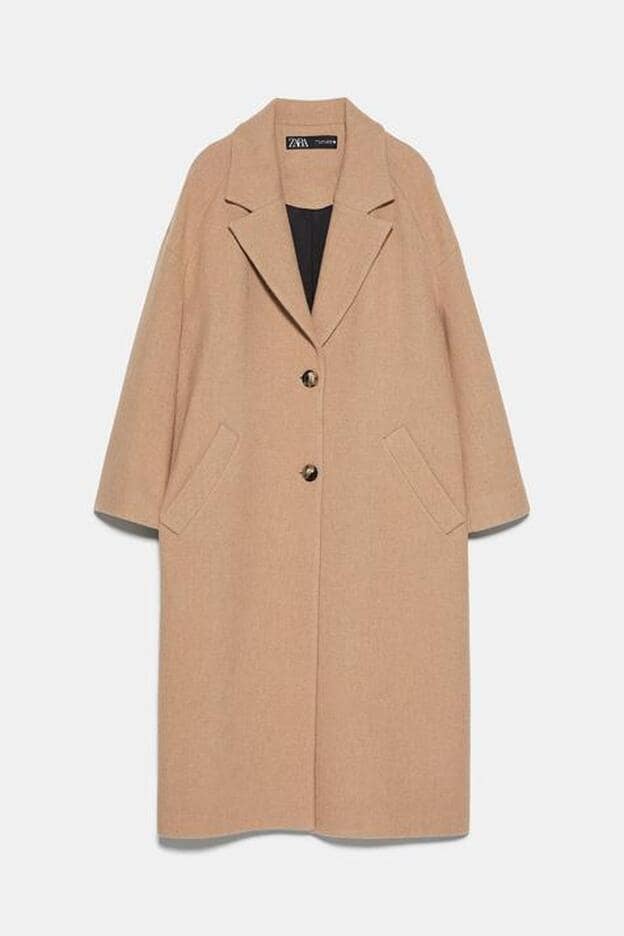 Abrigo largo de color camel claro de Zara, parecido al que lleva Vicky Martín Berrocal.