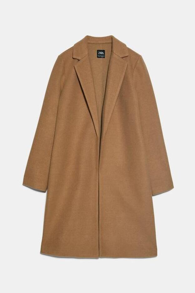 Abrigo color camel confeccionado en un tejido ligero de la nueva colección de Zara.
