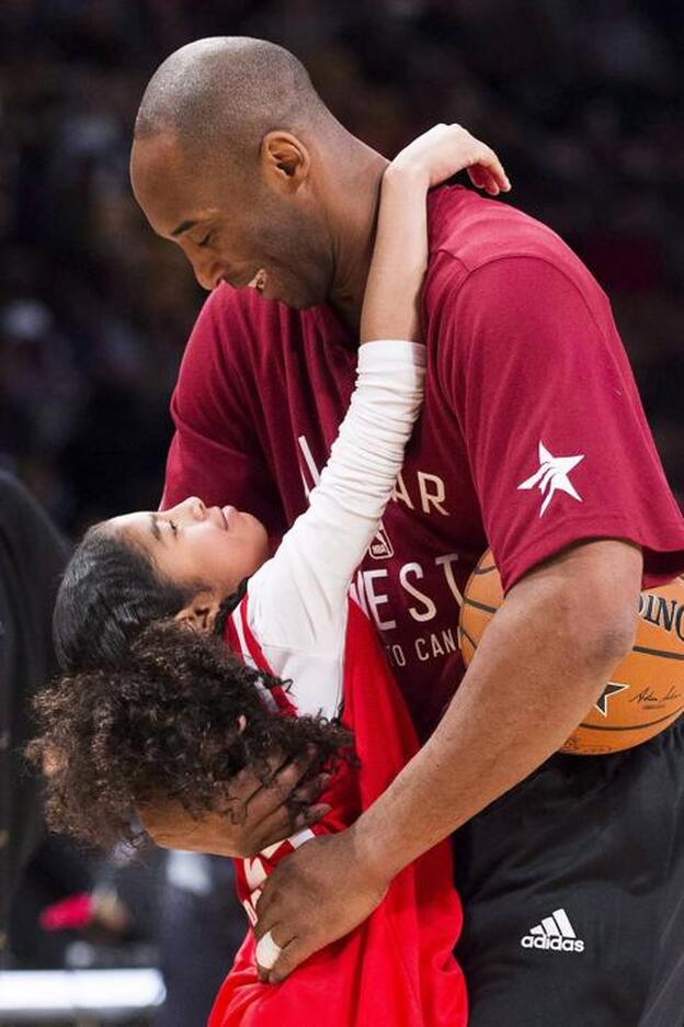 Kobe Bryant junto a su hija Gianna, ambos fallecidos en el accidente de helicóptero. Pîncha sobre la foto para ver todas las muertes de los famosos en 2019./gtres.