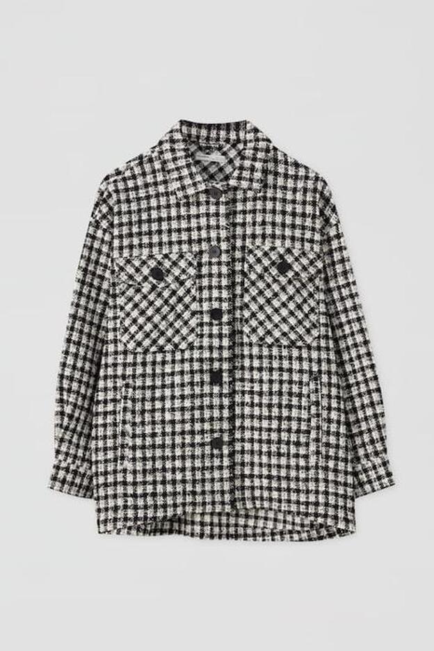 La sobrecamisa de tweed que lleva Mery Turiel es parte de un conjunto de Pull&Bear.