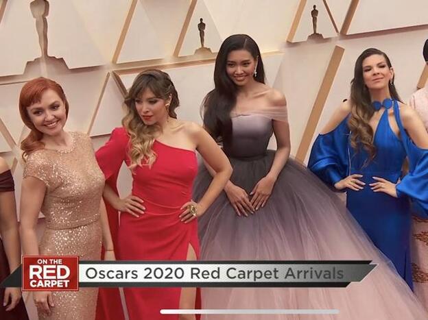 Gisela posa con el resto de Elsas del mundo 'Frozen' en la alfombra roja de los Premios Oscar 2020.