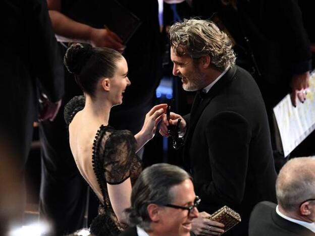 Esta es la foto viral del momentazo que nos han regalado Joaquin Phoenix y Rooney Mara. Pincha sobre la foto para ver todos los looks de la alfombra roja de los Premios Oscar./getty.