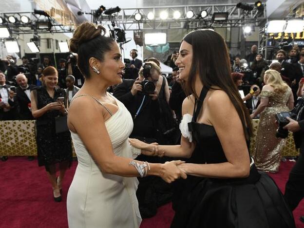 Salma Hayek, Penélope Cruz y su foto más íntima en los Oscar (que demuestra  que son amigas de verdad) | Mujer Hoy