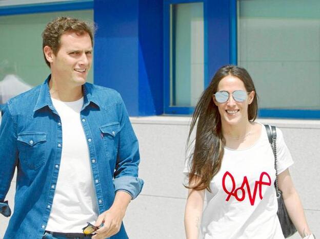 Los españoles opinan que la relación de Malú y Albert Rivera está condenada al fracaso. Pincha sobre la foto para ver los famosos que serán padres en 2020, como ellos./gtres.