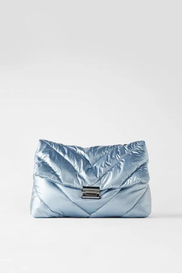 Bolso bandolera con opción a llevarlo como pouch, en color azul cielo y de Zara.