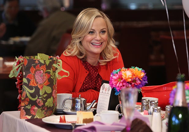 PARKS AND RECREATION -- "Galentine's Day" Episode 617 -- Pictured: Amy Poehler as Leslie Knope -- (Photo by: Danny Feld/NBCU Photo Bank/NBCUniversal via Getty Images via Getty Images)/Galentine's Day: un día para celebrar la amistad entre mujeres