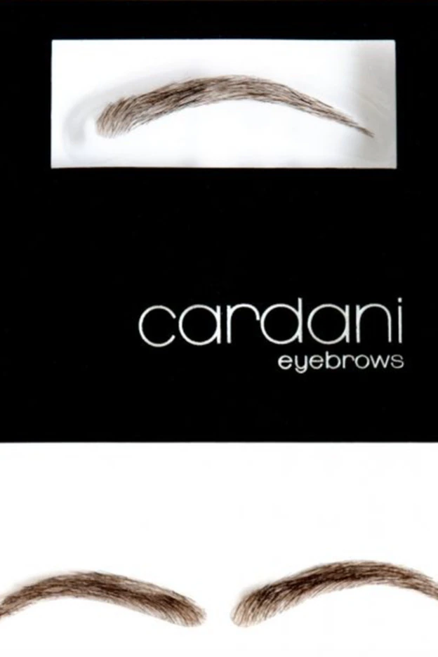 Una marca popular de cejas postizas son las Cardiani.