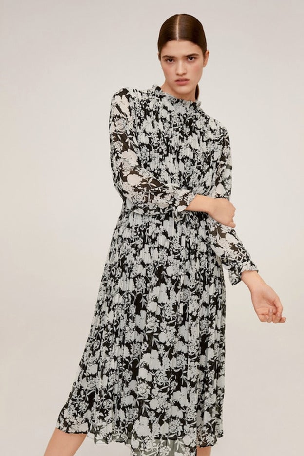 Un vestido de flores con un maravillos estampado en blanco y negro, de Mango.