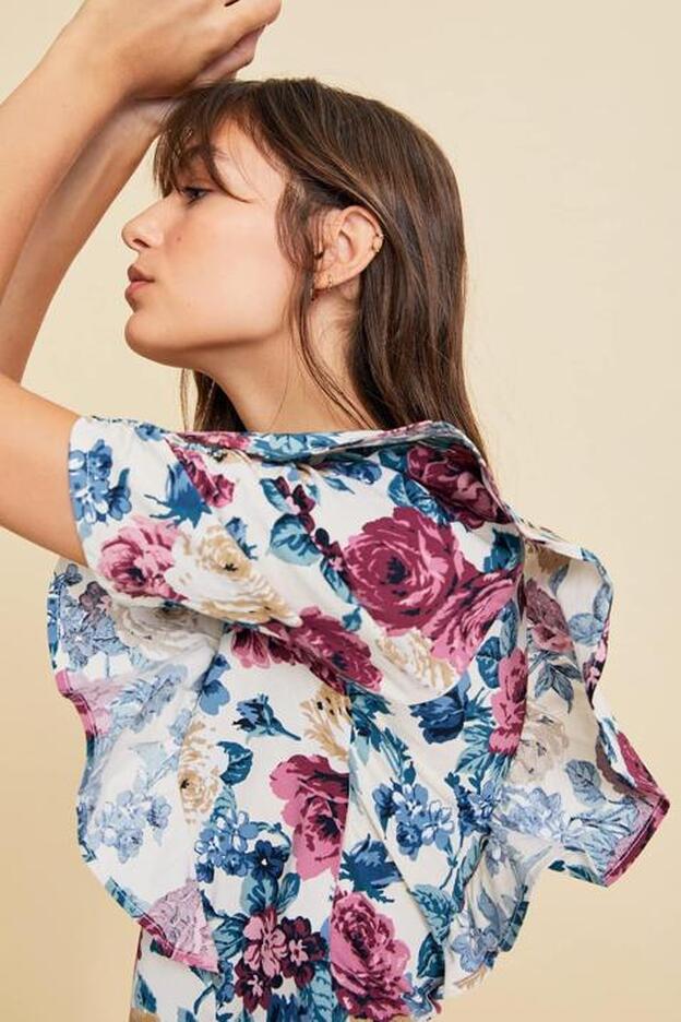 Detalle del estampado de flores grandes, en tonos azules y rosa, de la nueva colección de Stradvarius.