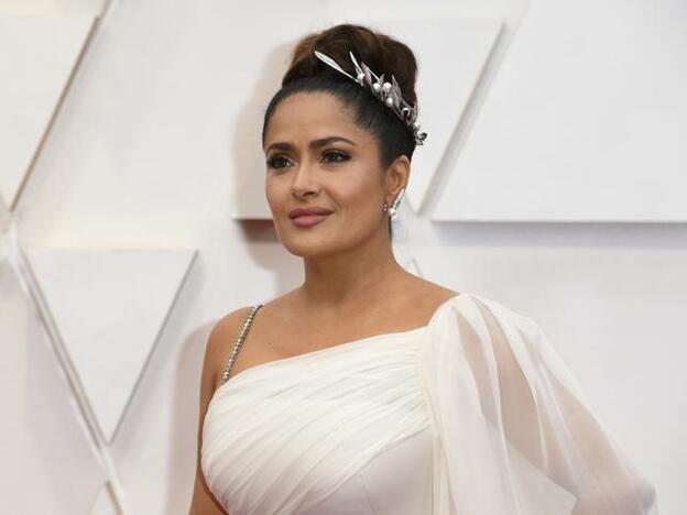 Salma Hayek pega un corte a un 'followers' que aseguró que se había puesto bótox./gtres.