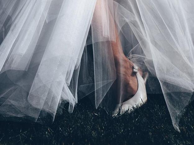 Pincha en la imagen para ver 15 zapatos de novia de tacón cómodos y originales para tu boda./unsplash
