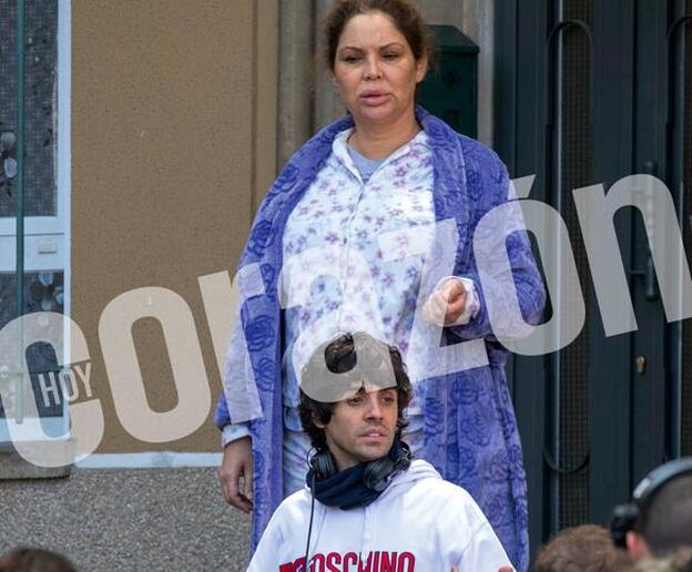 Javier Amrbrossi junto a Isabel Torres, en la piel de La Veneno en la etapa final de su vida./d.r.