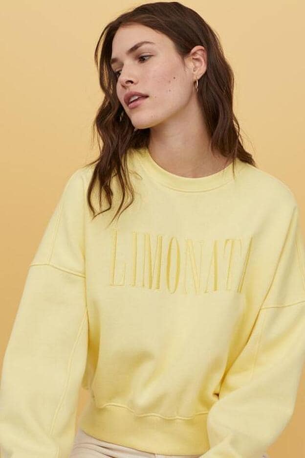 Este look de H&M con sudadera amarilla y la talla 50 te va a enamorar | Mujer Hoy