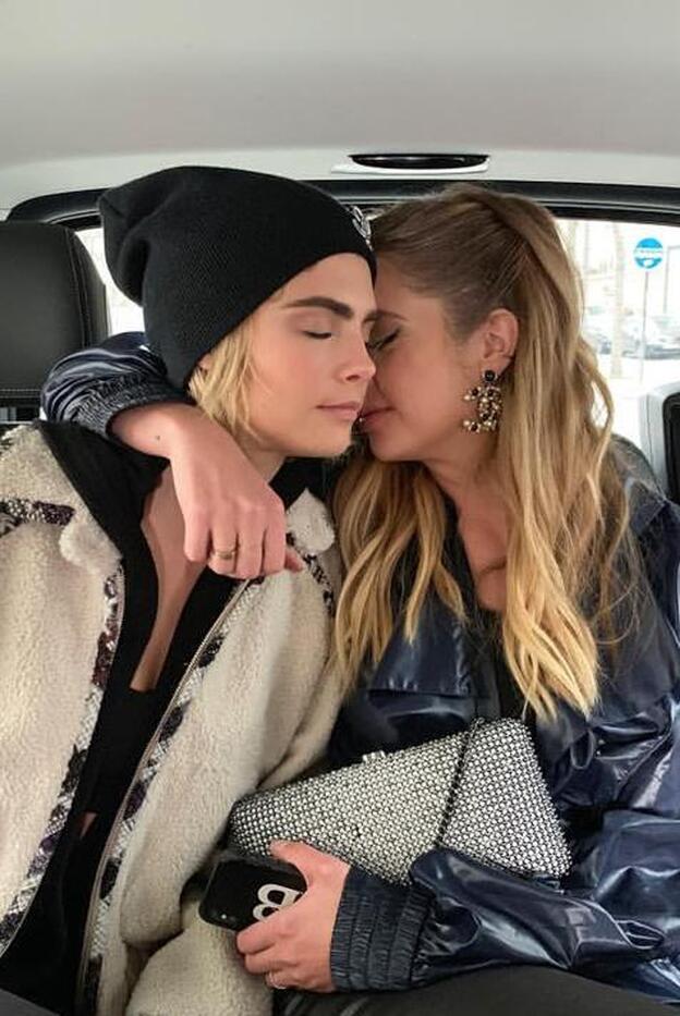 La famosa fotografía que oficializó la relación entre Cara Delevingne y Ashley Benson.